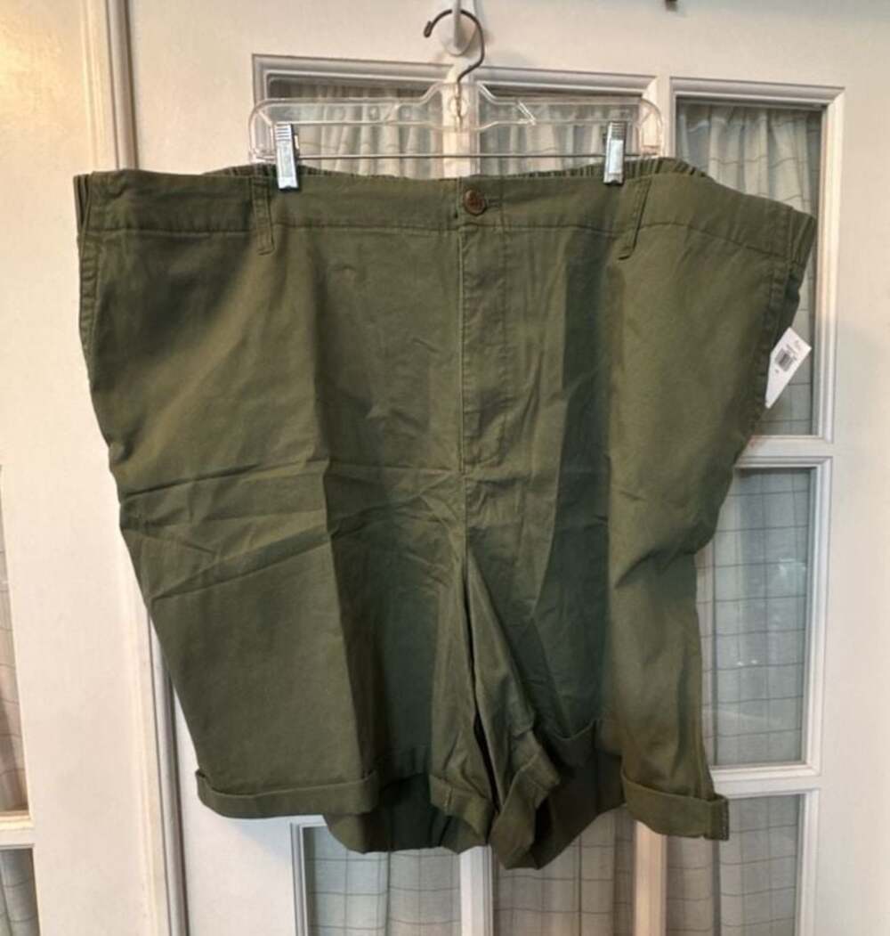 Old Navy Women's Everyday Pull-On Chino Shorts in Olive Green Size 4X